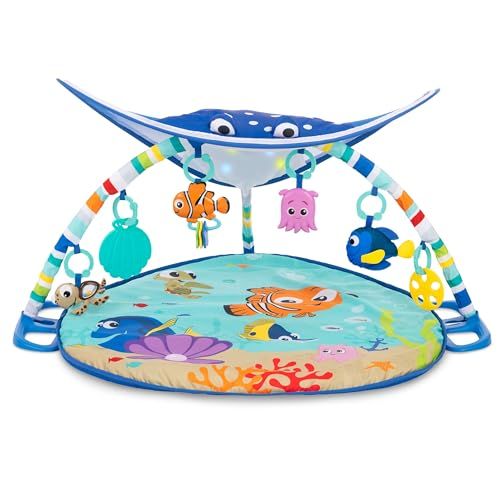 Bright Starts, Disney Baby, Tapis d’Eveil le Monde de Némo Mr. Ray Ocean Lights, Lumières et Plus de 20 minutes de Mélodies, Marionnette à Doigts Dory et Autres jouets